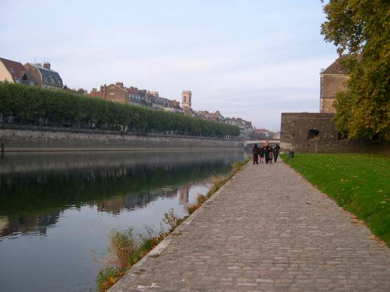  promeneurs sur les berges du Doubs